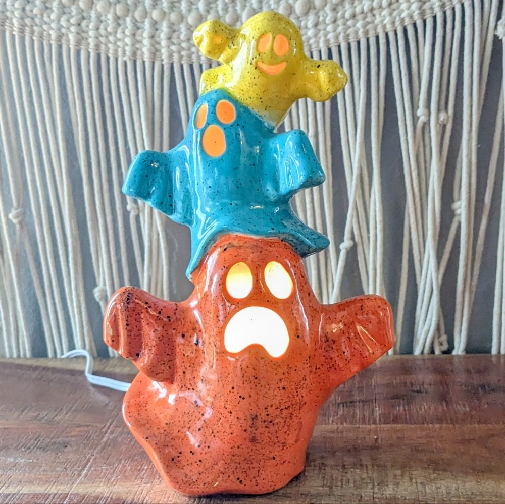 🎃 Vintage Stacked Ghost Light – Plug-In 9” Tall, Fun & Colorful Halloween Decor